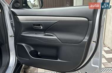 Внедорожник / Кроссовер Mitsubishi Outlander 2012 в 
