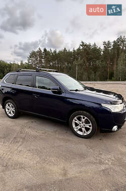Внедорожник / Кроссовер Mitsubishi Outlander 2013 в 