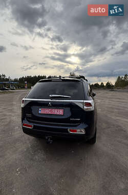 Внедорожник / Кроссовер Mitsubishi Outlander 2013 в 