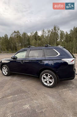 Внедорожник / Кроссовер Mitsubishi Outlander 2013 в 