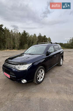 Внедорожник / Кроссовер Mitsubishi Outlander 2013 в 