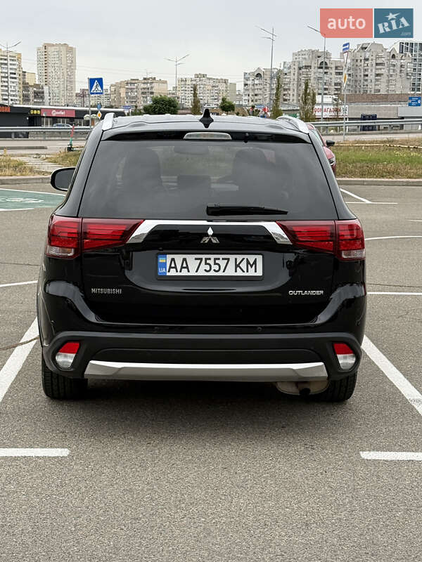 Внедорожник / Кроссовер Mitsubishi Outlander 2017 в Киеве