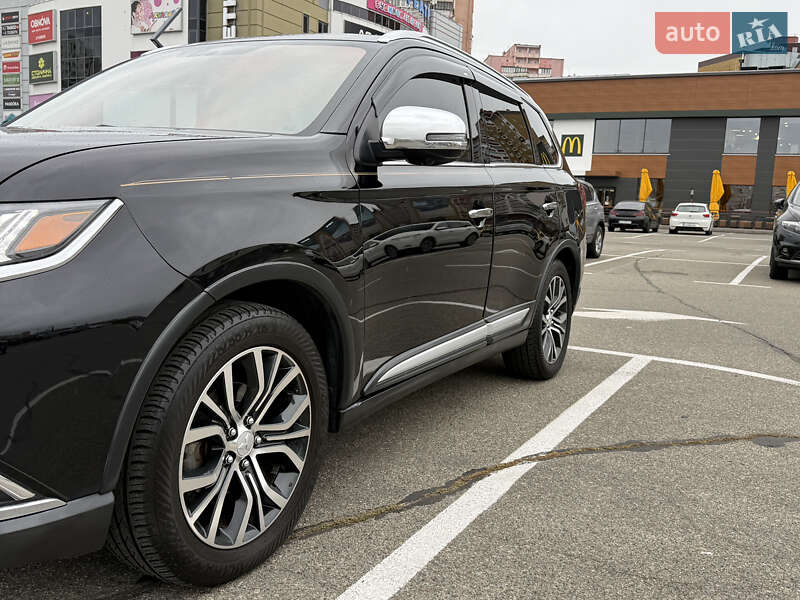 Внедорожник / Кроссовер Mitsubishi Outlander 2017 в Киеве