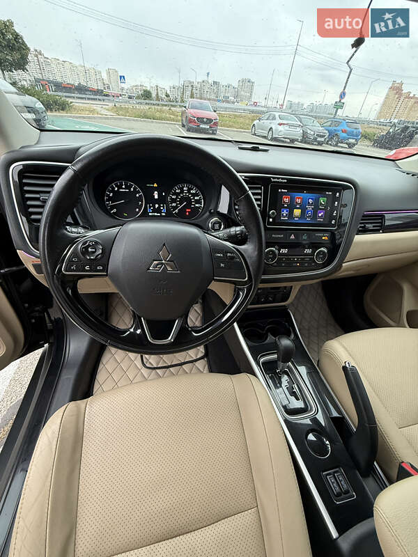 Внедорожник / Кроссовер Mitsubishi Outlander 2017 в Киеве