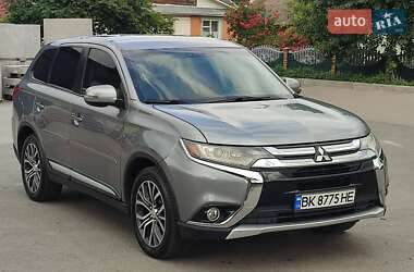 Внедорожник / Кроссовер Mitsubishi Outlander 2015 в 