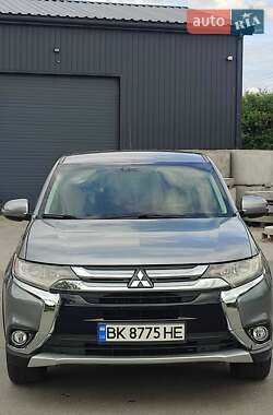 Внедорожник / Кроссовер Mitsubishi Outlander 2015 в 