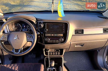 Позашляховик / Кросовер Mitsubishi Outlander 2018 в 