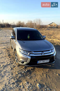 Позашляховик / Кросовер Mitsubishi Outlander 2018 в 