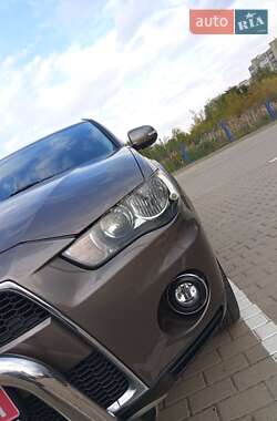 Внедорожник / Кроссовер Mitsubishi Outlander 2011 в 