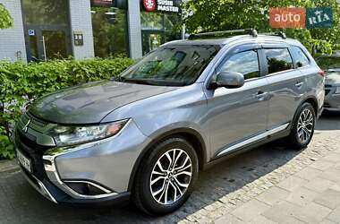 Внедорожник / Кроссовер Mitsubishi Outlander 2017 в 