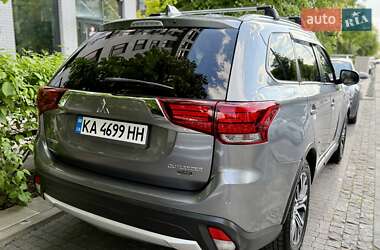 Внедорожник / Кроссовер Mitsubishi Outlander 2017 в 