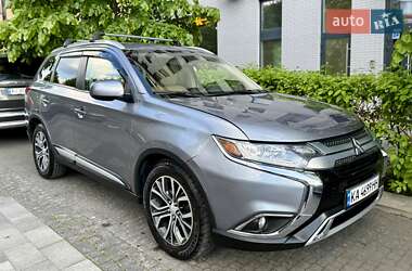 Внедорожник / Кроссовер Mitsubishi Outlander 2017 в 