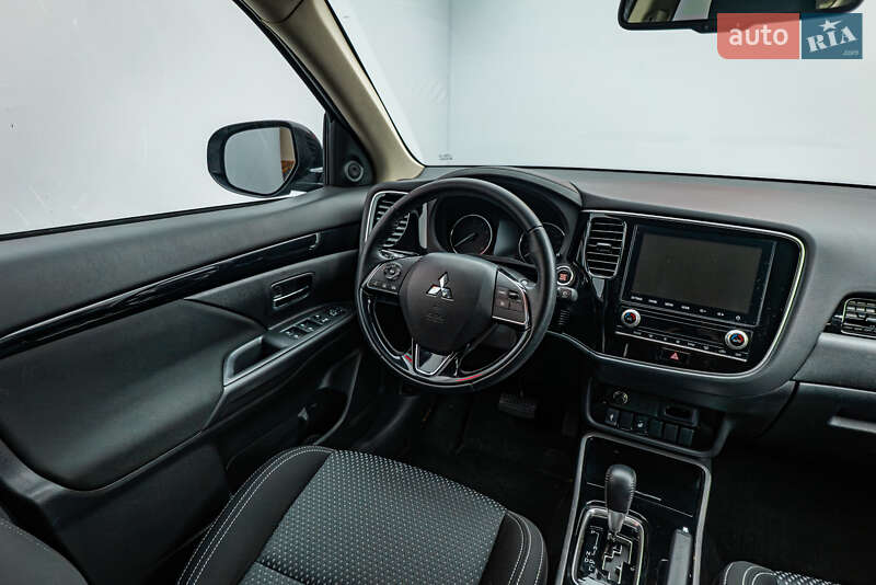 Внедорожник / Кроссовер Mitsubishi Outlander 2021 в Киеве