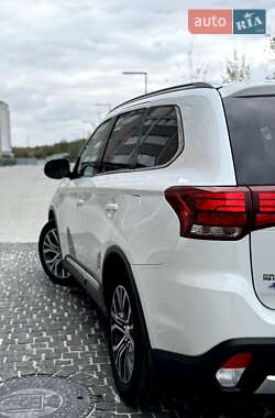 Внедорожник / Кроссовер Mitsubishi Outlander 2016 в 