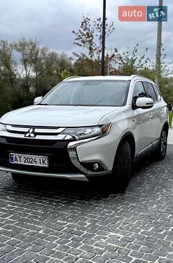 Внедорожник / Кроссовер Mitsubishi Outlander 2016 в 