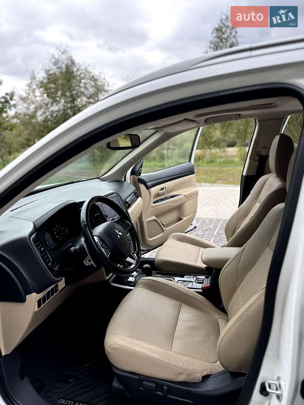 Позашляховик / Кросовер Mitsubishi Outlander 2016 в Івано-Франківську