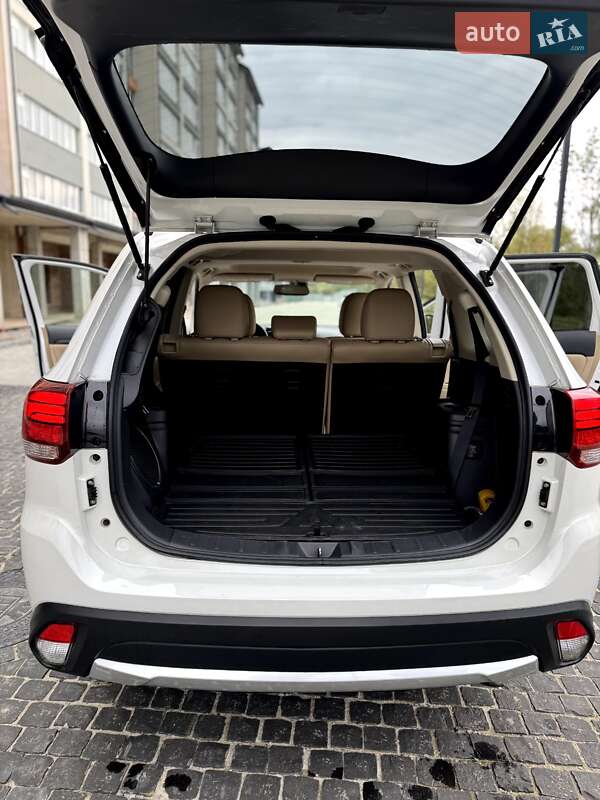 Позашляховик / Кросовер Mitsubishi Outlander 2016 в Івано-Франківську