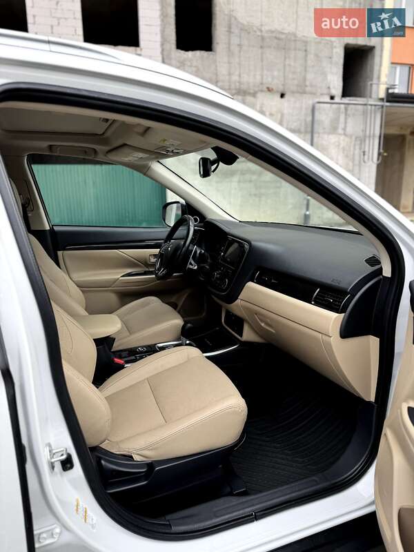 Позашляховик / Кросовер Mitsubishi Outlander 2016 в Івано-Франківську