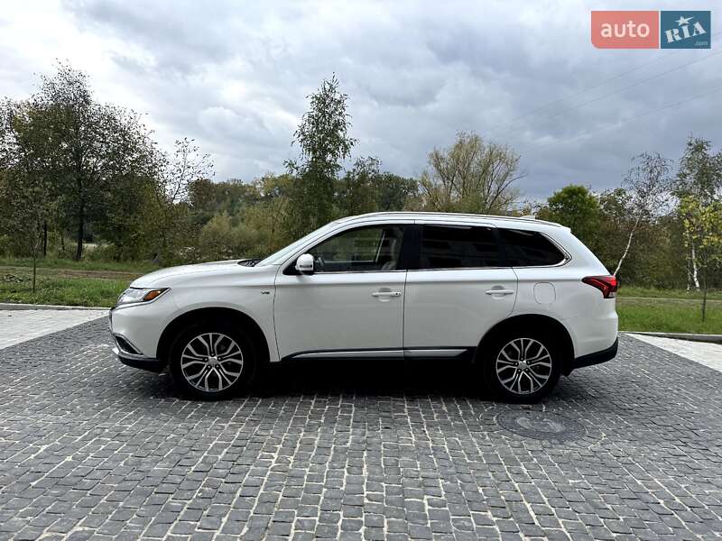 Позашляховик / Кросовер Mitsubishi Outlander 2016 в Івано-Франківську