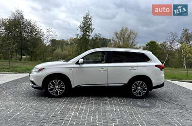Внедорожник / Кроссовер Mitsubishi Outlander 2016 в 