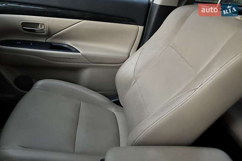 Внедорожник / Кроссовер Mitsubishi Outlander 2015 в Киеве