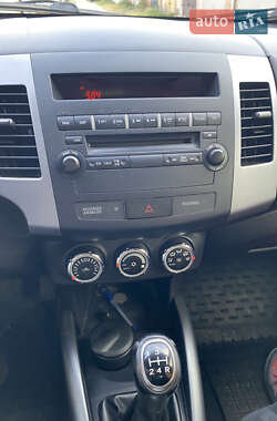 Внедорожник / Кроссовер Mitsubishi Outlander 2012 в 
