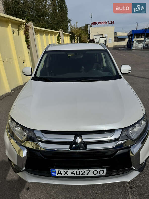 Позашляховик / Кросовер Mitsubishi Outlander 2016 в Харкові