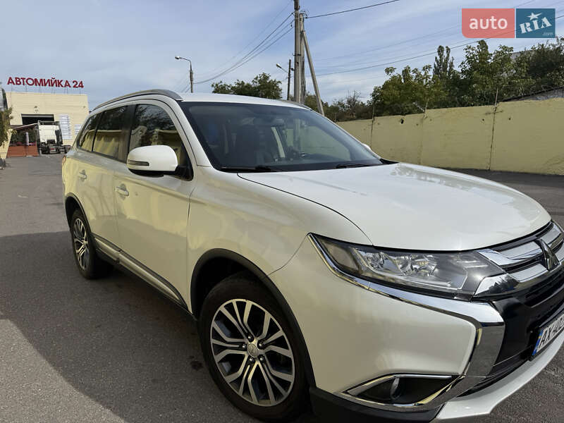 Позашляховик / Кросовер Mitsubishi Outlander 2016 в Харкові