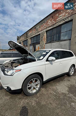 Внедорожник / Кроссовер Mitsubishi Outlander 2014 в Черновцах