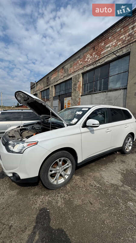 Внедорожник / Кроссовер Mitsubishi Outlander 2014 в Черновцах