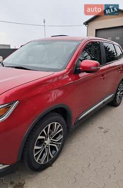 Внедорожник / Кроссовер Mitsubishi Outlander 2016 в 
