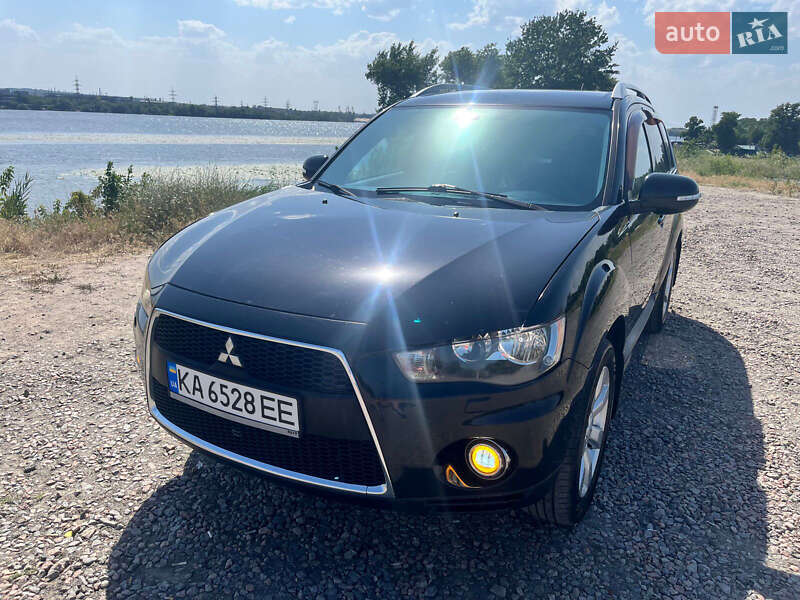 Внедорожник / Кроссовер Mitsubishi Outlander 2010 в 