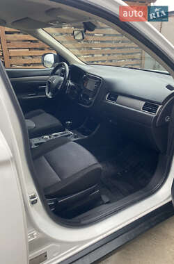 Внедорожник / Кроссовер Mitsubishi Outlander 2013 в 