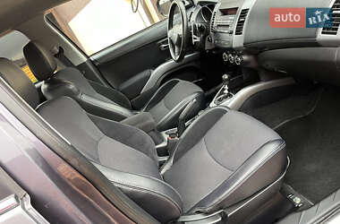Внедорожник / Кроссовер Mitsubishi Outlander 2012 в 