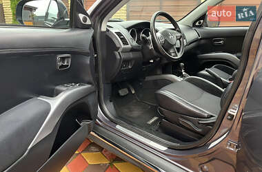 Внедорожник / Кроссовер Mitsubishi Outlander 2012 в 