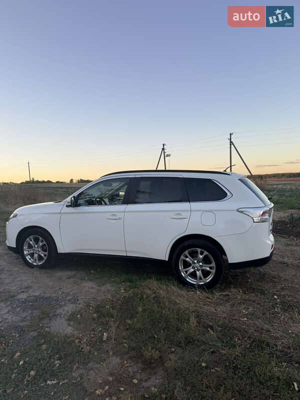 Позашляховик / Кросовер Mitsubishi Outlander 2013 в Валках