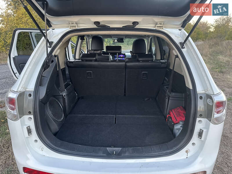 Позашляховик / Кросовер Mitsubishi Outlander 2013 в Валках