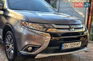 Внедорожник / Кроссовер Mitsubishi Outlander 2017 в 