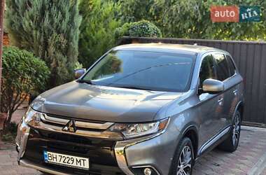 Внедорожник / Кроссовер Mitsubishi Outlander 2017 в 