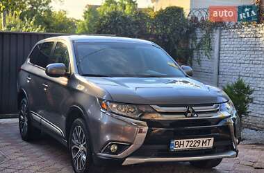 Внедорожник / Кроссовер Mitsubishi Outlander 2017 в 