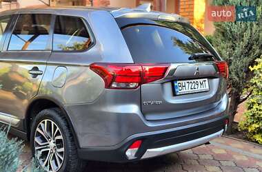 Внедорожник / Кроссовер Mitsubishi Outlander 2017 в 