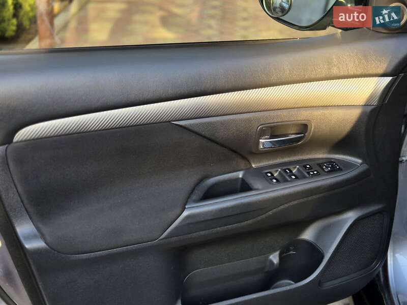 Внедорожник / Кроссовер Mitsubishi Outlander 2017 в Запорожье