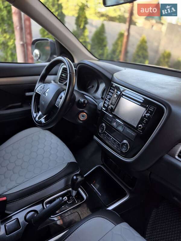 Внедорожник / Кроссовер Mitsubishi Outlander 2017 в Запорожье