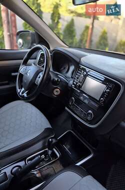 Внедорожник / Кроссовер Mitsubishi Outlander 2017 в 