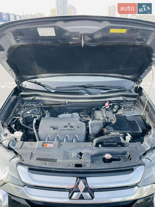 Позашляховик / Кросовер Mitsubishi Outlander 2016 в Києві