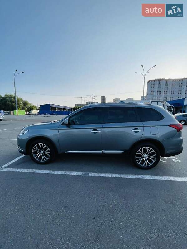 Позашляховик / Кросовер Mitsubishi Outlander 2016 в Києві