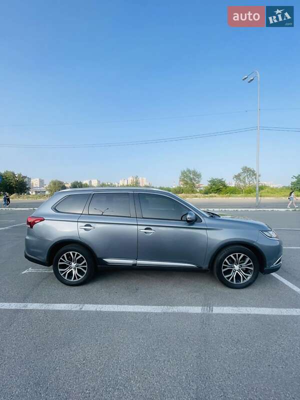 Позашляховик / Кросовер Mitsubishi Outlander 2016 в Києві