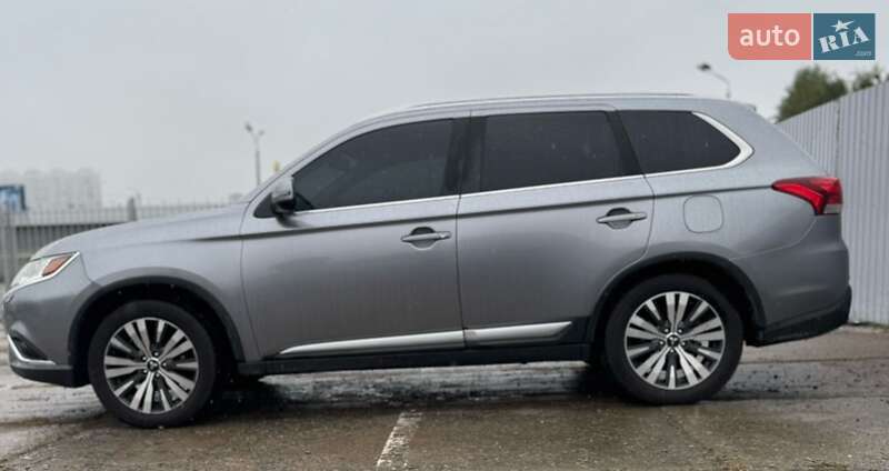 Позашляховик / Кросовер Mitsubishi Outlander 2018 в Києві
