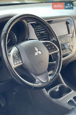 Внедорожник / Кроссовер Mitsubishi Outlander 2014 в 