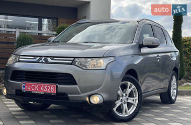 Внедорожник / Кроссовер Mitsubishi Outlander 2014 в 